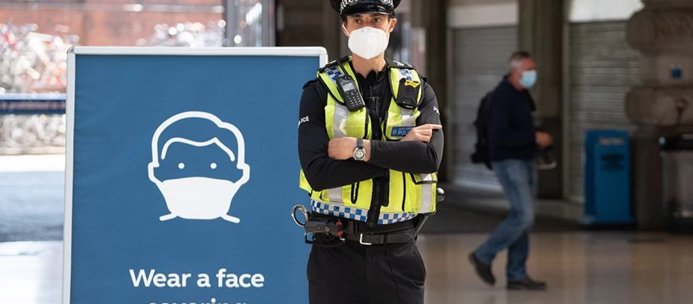 Βρετανία-lockdown: Πέταξαν έξω αστυνομικούς που ήθελαν να κλείσουν εστιατόριο!